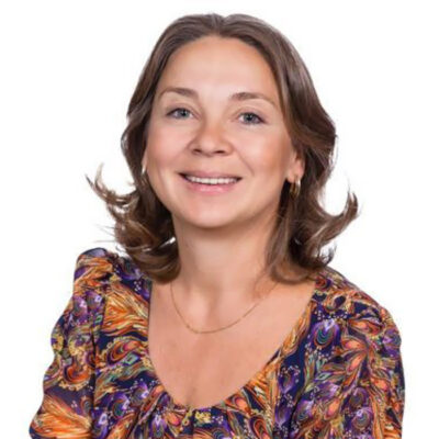 Елена Сенькина, директор Института развития и самопознания, председатель правления профессиональной ассоциации психологов Подольска "Содружество",  аналитический психолог, юнгианский сказкотерапевт, обучающий терапевт системно-феноменологической психотерапии и системных расстановок, фасилитатор ShadowWork - Работа с Тенью.